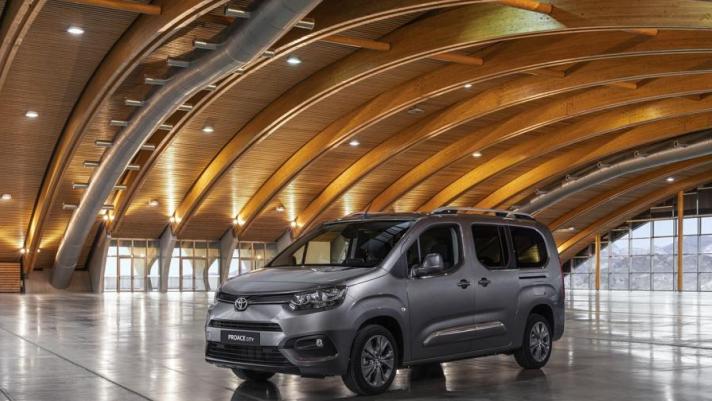 Arriva il nuovo multi spazio di casa Toyota, al suo interno tanta flessibilità, grandi volumi e 7 posti comodi