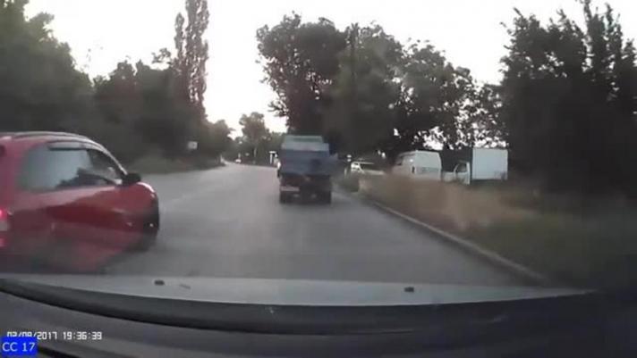 Gli incidenti più particolari in Russia: un furgone tenta di passare una auto a destra ma finisce contro un albero