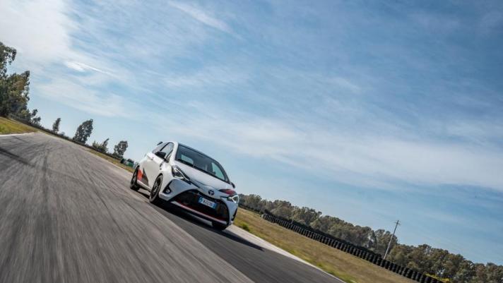 In pista e su strada con la piccola sportiva di casa Toyota prodotta in piccola serie nella factory del Gazoo Racing Team già impegnata nel mondiale WRC