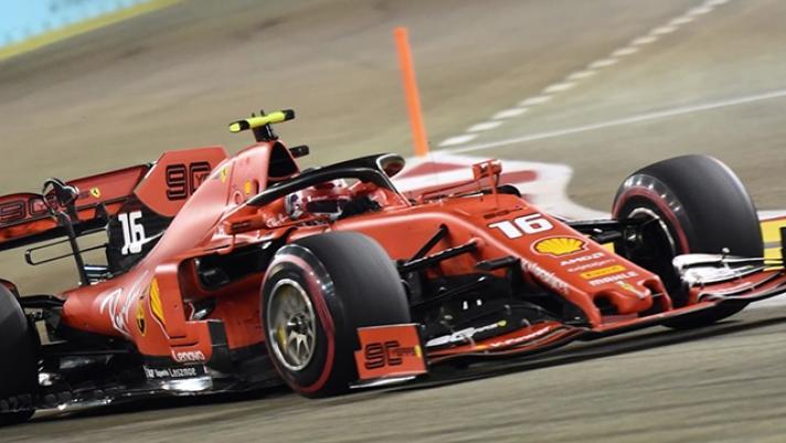 Il monegasco domani scatterà in pole, davanti a Hamilton. Vettel è terzo. Ecco le immagini più belle dal circuito di Marina Bay