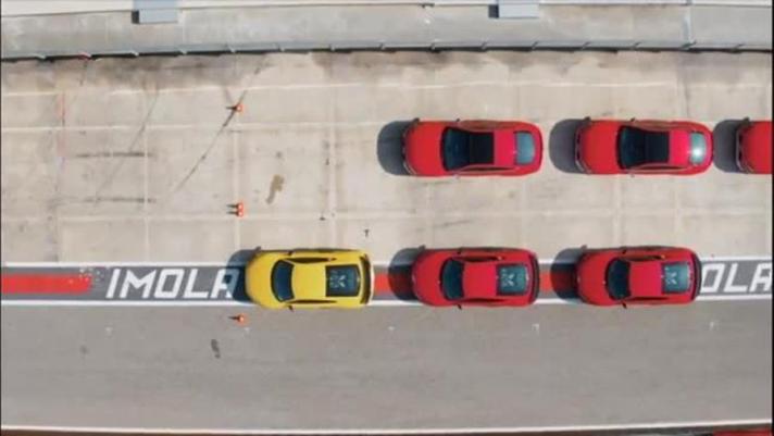 La supercar Audi analizzata in pista con il pilota pluri vincitore della 24h di Le Mans