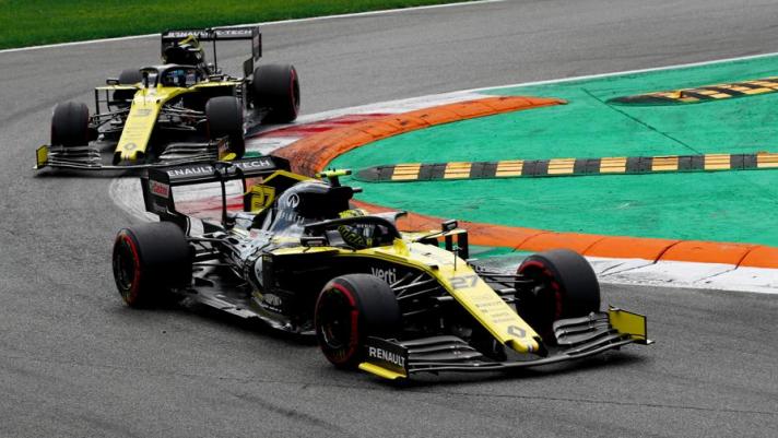 La partenza dai box delle monoposto Renault di Nico Hulkenberg e Daniel Ricciardo