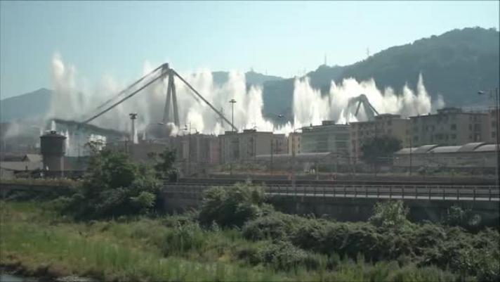 Una ripresa al rallentatore dell'abbattimento dei due piloni del Ponte Morandi a Genova