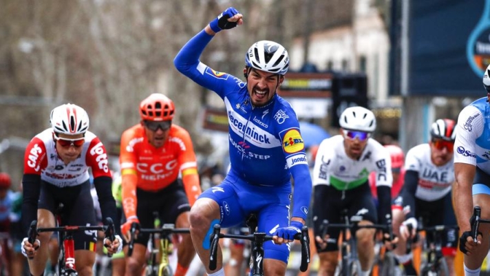 Il francese regola in volata Cimolai e Viviani. Yates sempre maglia azzurra. Domani ultima tappa, la crono di 10,1 km a San Benedetto del Tronto