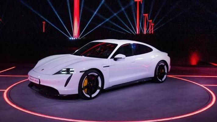 La presentazione della prima sportiva elettrica della storia di Porsche