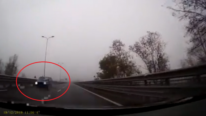 La conducente, una donna, è stata filmata grazie alla dashcam posizionata a bordo dell'auto di un uomo