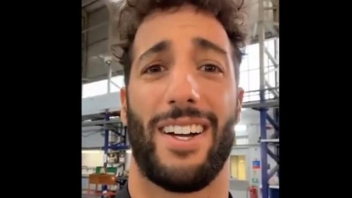 Daniel Ricciardo con la sua consueta simpatia mostra un divertente confronto ai suoi follower su Instagram: stessa tuta, stesso look per i capelli... Che sia stato clonato?