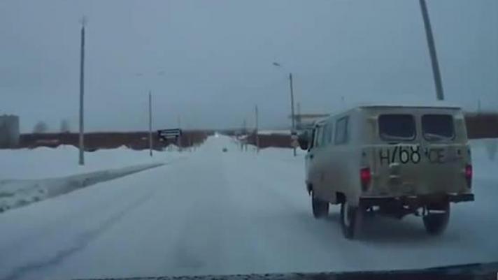 Gli incidenti più particolari in Russia: una donna tenta di superare un furgone con la strada piena di neve. Botto inevitabile e urla agghiaccianti della donna