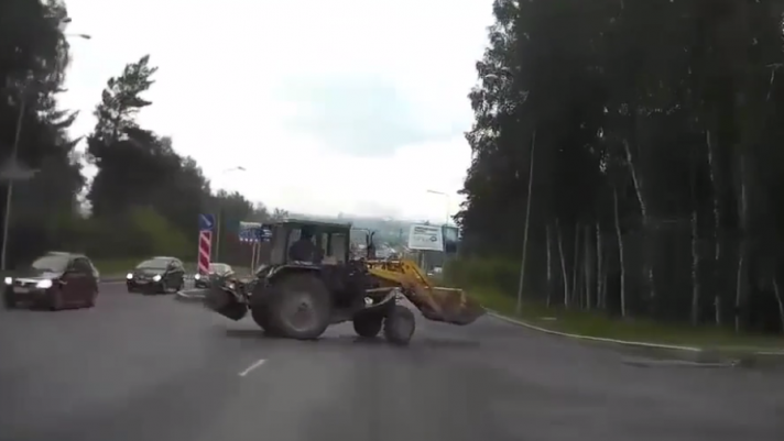 Gli incidenti più particolari in Russia: un guidatore si trova di fronte a un trattore in un incrocio. Inevitabile il danno