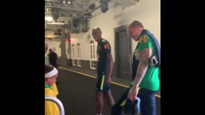 Si chiama Ariana dos Santos ed  una bimba diventata una star su Instagram per i suoi trick da freestyler: la ragazzina, con tanto di maglia del suo idolo Neymar, ha avuto la possibilit di incontrare alcuni giocatori della Sele?ao. Cos Fabinho e il portiere Ederson provano a insegnarle qualche nuovo giochetto di prestigio, trascorrendo qualche minuto con lei.