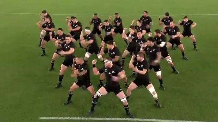 (immagini RAI) La danza di guerra degli All Blacks per il debutto a Giappone 2019 contro il Sudafrica. Una "Kapa o Pango", non la consueta "Ka Mate Ka Ora". Ma di intensità rara: guardare gli occhi dei "tutti neri" per credere...