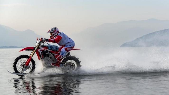 Prima di tentare il nuovo record di velocità di una moto sul’acqua Luca Colombo e la sua Honda CRF 450 provano qualche passaggio sul lago per verificare che sia tutto ok