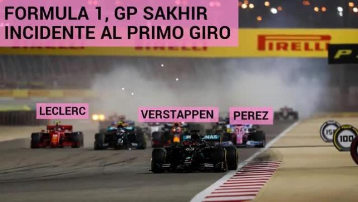 Le immagini del contatto tra Leclerc e Perez al primo giro del Gran Premio di Sakhir che ha messo fuori dai giochi sia il ferrarista che Verstappen, il quale non ha potuto chiudere la curva.