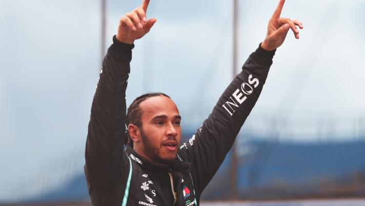Lewis Hamilton, pilota britannico, vince il Gp di Turchia laureandosi campione per la settima volta e eguagliando Michael Schumacher