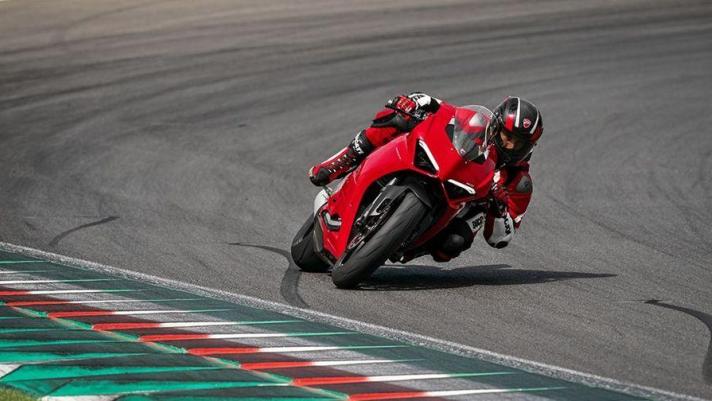 La nuova Panigale V2 continua la tradizione Ducati nel campo dei bicilindrici sportivi