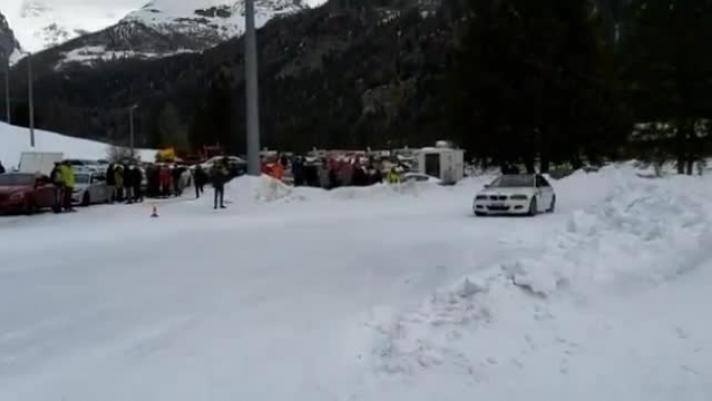 Andrea Iannone pubblica questo video sui social. Gli sci? Il pilota sceglie sempre i motori: guardate come sfreccia sulla neve...