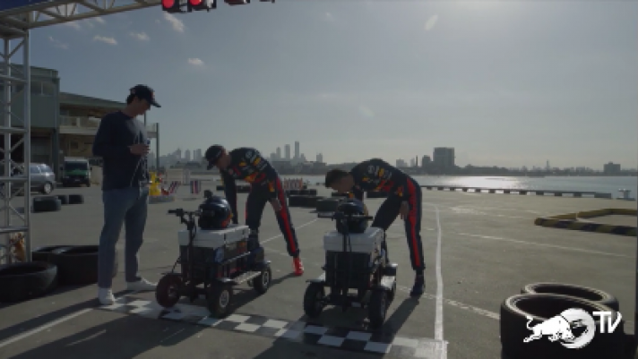 Il pilota olandese della Red Bull non ha bisogno di una monoposto di Formula 1 per essere al top... E per divertirsi!