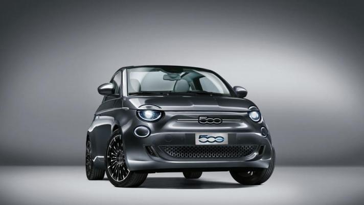 Fiat annuncia l’arrivo della 500 elettrica, 320 km di autonomia e motore da 118 Cv. Stile modaiolo e tante soluzioni tecnologiche, da segmento superiore