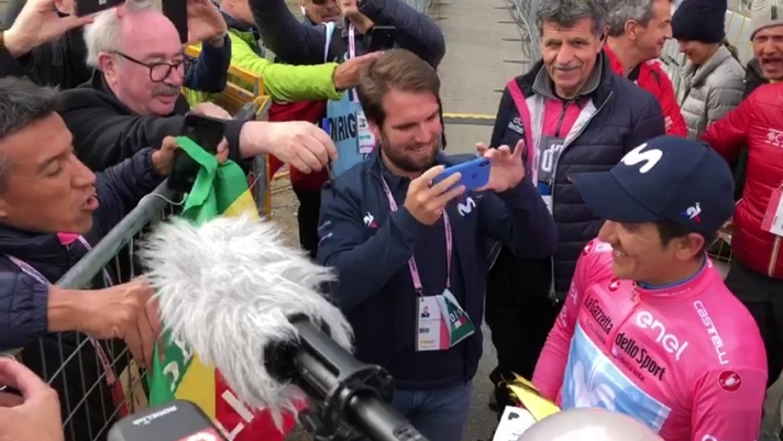 Dall'Ecuador fino ad Anterselva per portare un regalo di compleanno a Richard Carapaz, leader del Giro d'Italia con pieno merito. Ecco il momento in cui la maglia rosa, dopo il traguardo, ha ricevuto il pacco dai suoi connazionali (di S. Vernazza)