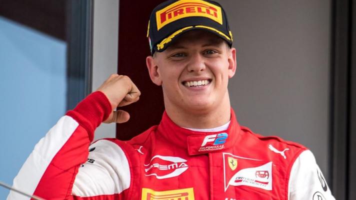 Mick Schumacher ha vinto il campionato di F.2. Il tedesco, figlio del sette volte iridato della F.1, ci è riuscito nell’ultima manche della stagione, chiusa in Bahrain al 18° posto. Il commento a cura di Mario Salvini