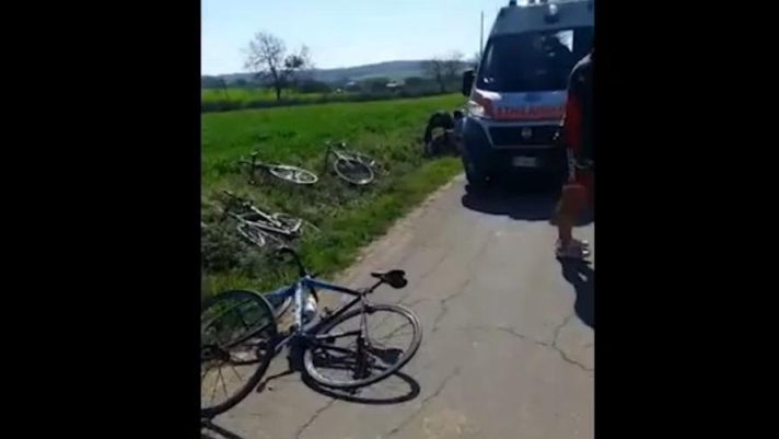 Roberto Petito ex professionista di Civitavecchia, ha una squadra giovanile. Domenica, sulle strade nei dintorni della sua citt, unauto ha colpito un gruppo di venti dei suoi ciclisti. Solo per fortuna i danni sono stati lievi. Il videoracconto di Petito pochi istanti dopo l'incidente.