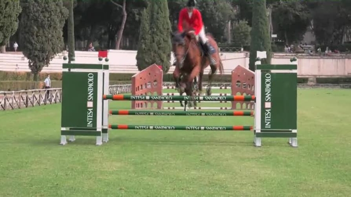 Sport, natura, arte e impegno per la citt. Sono questi alcuni degli elementi che hanno caratterizzato Tutti in sella, il flash mob organizzato dalla Federazione Italiana Sport Equestri, lo scorso sabato a Piazza di Siena, nel cuore di Villa Borghese a Roma. Una giornata pensata per rilanciare lo sport equestre, che ha dato loccasione ai tanti romani presenti di assistere a diverse esibizioni, come quella di salto ostacoli con il cavaliere azzurro Luca Marziani ed un gruppo di suoi allievi, di dressage, di polo, e la rievocazione del centenario di Federico Caprilli, eseguita dal Reggimento dei Lancieri di Montebello. Questo evento  stata anche loccasione per confermare la partnership tra FISE e Intesa Sanpaolo, dal 2016 sponsor dello CSIO Piazza di Siena. Una collaborazione allinsegna dei valori universali dello sport, dellattenzione al territorio e verso la crescita delle giovani generazioni, come ricordato da Sandro Bonanni, Direttore Commerciale Retail di Intesa Sanpaolo.