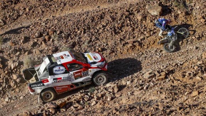 Nella seconda tappa della Dakar, Al Wajh-Neom, Alonso ha avuto un problema al km 159 che gli è costato due ore e mezza di stop. È poi riuscito a ripartire