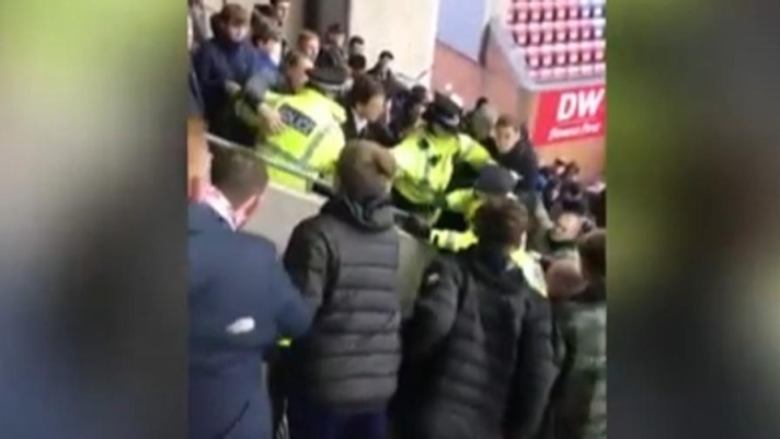 Momenti ad alta tensione durante la sfida tra Wigan e Bolton Wanderers di Championship inglese. Alcuni poliziotti sono intervenuti sulle tribune per prelevare un tifoso particolarmente molesto, ma la loro presenza ha scatenato le ire di molti altri supporter: in breve si è scatenata una rissa globale che ha coinvolto anche alcuni bambini. Alla fine, secondo la stampa locale, ci sono stati degli arresti