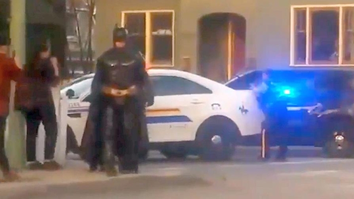 Di mestiere, fa la comparsa mascherata alle feste della sua città, nella British Columbia. Ma il costume da uomo-pipistrello gli deve aver dato un po' alla testa, visto che arrivato sul luogo di un'operazione di polizia piuttosto complessa è sceso dalla sua improbabile "Batmobile" per offrire aiuto alle forze dell'ordine. Gli agenti, impegnati nella caccia di un criminale, gli hanno spiegato con pazienza che la cosa migliore da fare era allontanarsi per evitare guai. (Video Melissa Parent)