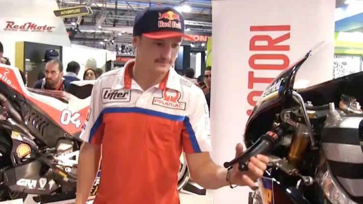 Jack Miller, pilota australiano di MotoGP della Pramac Ducati nello stand Gazzetta di Eicma 2019. Il numero 43 ambisce al team ufficiale: “Nel 2021 più o meno avremo tutti i contratti scaduti”