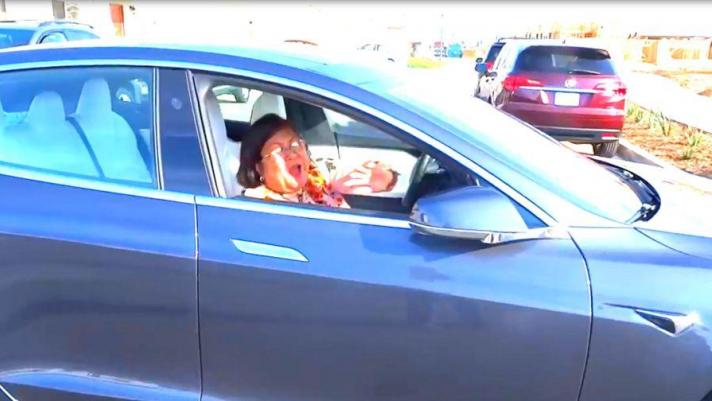 Il video è diventato virale: una nonna inizia a gridare quando la Tesla si muove da sola per uscire dal parcheggio.