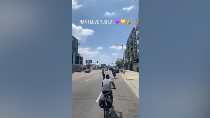 "Los Angeles ti amo": questo il messaggio lanciato da LeBron James in sella alla sua bici mentre attraversa la "città degli angeli", come una persona qualunque. Ovviamente c'è chi lo riconosce e grida il nome della stella dei Lakers.