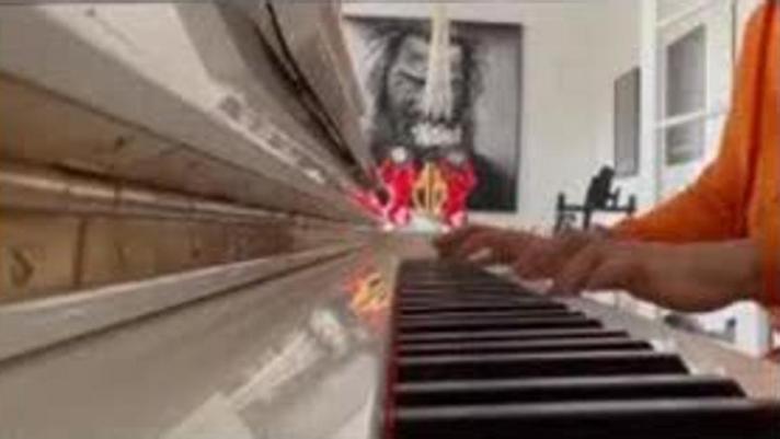 Ecco le immagini condivise su Instagram da Charles Leclerc: suona il pianoforte che Babbo Natale gli ha portato per le Feste
