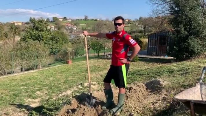 Nel video pubblicato su Instagram, il pilota della Ducati si appresta a passare il resto della quarantena lavorando al suo giardino: "Ho quasi un mese di tempo".