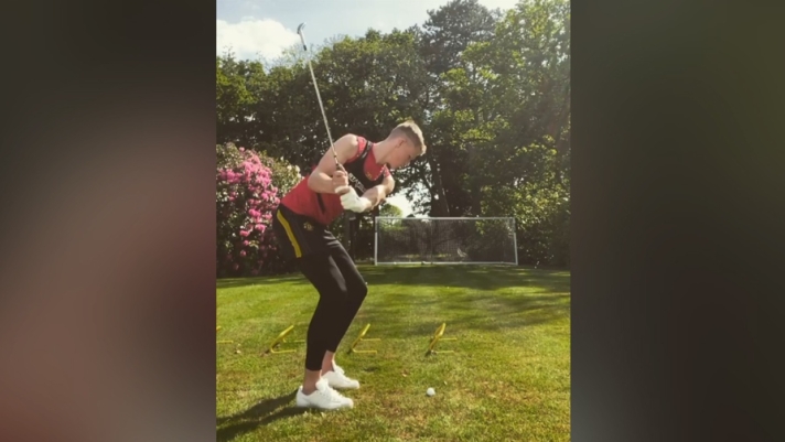 Il centrocampista scozzese del Manchester United Scott McTominay, 23 anni, rievoca la "crossbar challenge" resa nota da Ronaldinho in una pubblicit, ma non colpisce la traversa con i ferri del suo mestiere: usa una mazza da golf, con ottimi risultati.