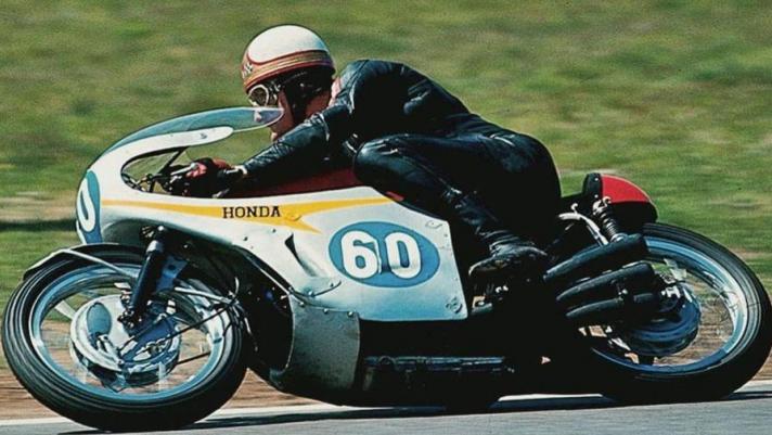 Il sei cilindri di casa Honda aveva una cilindrata di 297 cc ed erogava circa 65 cavalli: la RC 174 è una delle moto da Gran Premio più affascinanti di sempre, capace di una sinfonia da 17.000 giri