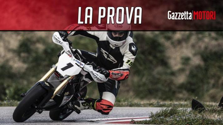 Il test in pista della nuova moto elettrica realizzata da Loris Reggiani e protagonista di un nuovo campionato monomarca