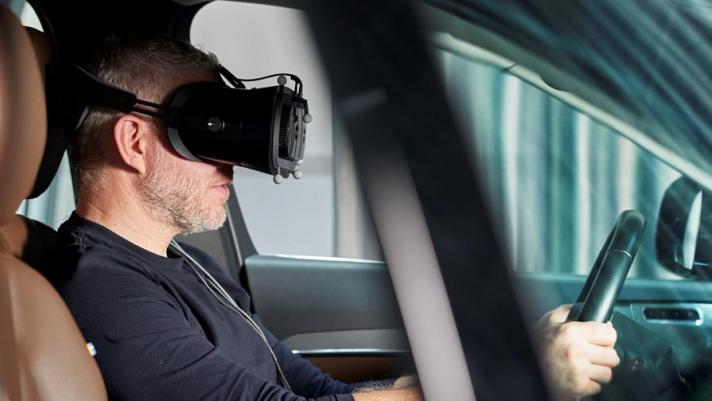 Bastano un sedile e un dispositivo virtuale di guida, un volante con feedback tattile e un visore VR, per simulare scenari di traffico personalizzabili su percorsi di prova veri con auto reali. Insieme a una tuta che monitora le reazioni corporee