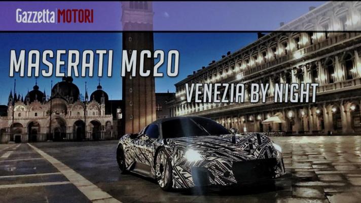 Le immagini in notturna del prototipo della Maserati MC20, colto a Venezia in piazza San Marco mentre “posava” per un servizio fotografico