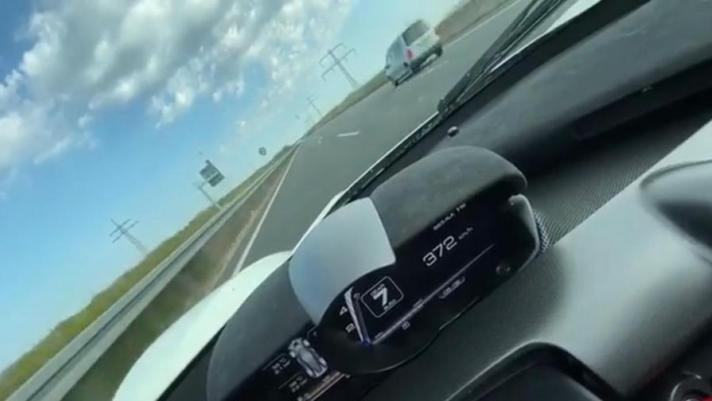 Il folle video di un automobilista che su una Ferrari LaFerrari sfreccia a 372 Km/h con il telefono in mano