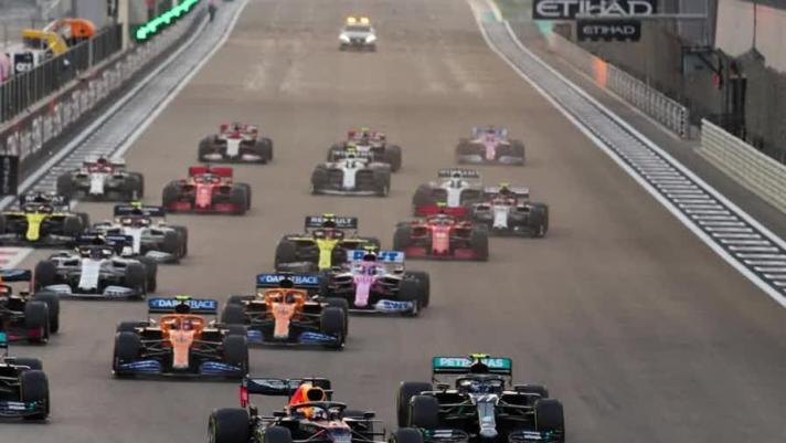 Ecco le foto più significative del Gran Premio di Abu Dhabi, ultima prova del Mondiale 2020, vinto da Max Verstappen