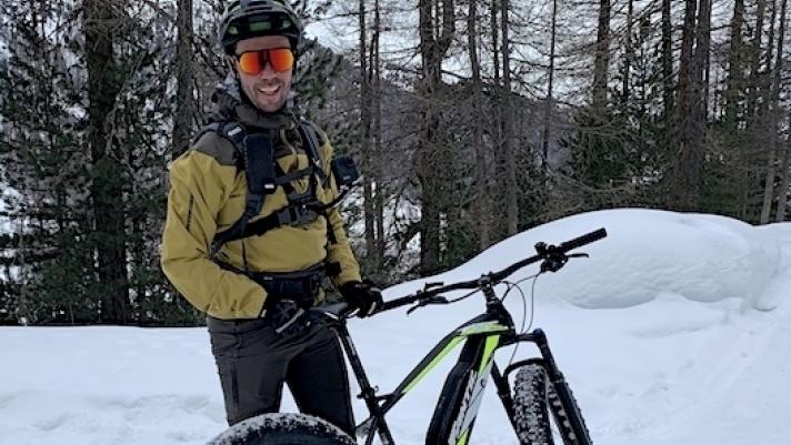 Adam Quadroni, guida di mountain bike di Livigno, spiega com’è fatta e come si utilizza una "bici grassa" a pedalata assistita