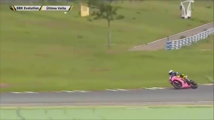 Guardate cosa è successo ad André Verissimo, pilota della Superbike brasiliana, nell’ultima gara del campionato. Ha esultato troppo presto: gli avversari lo raggiungono così