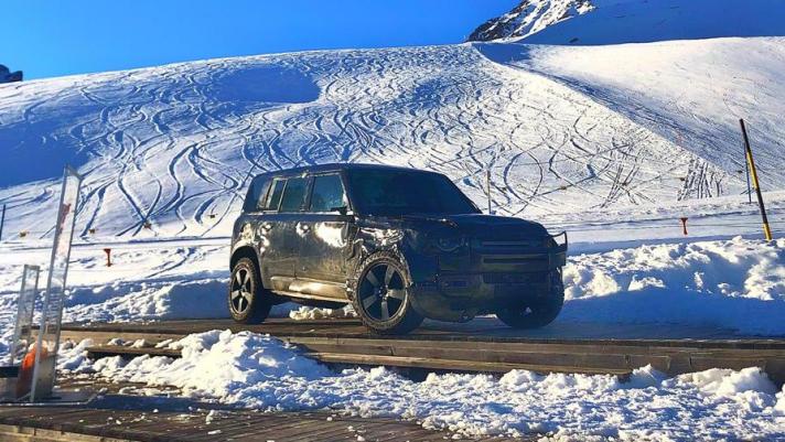 Ripreso sulle nevi di Saint Moritz, il Land Rover Defender devastato durante le riprese dell’ultimo film sull’agente segreto inventato da Ian Fleming