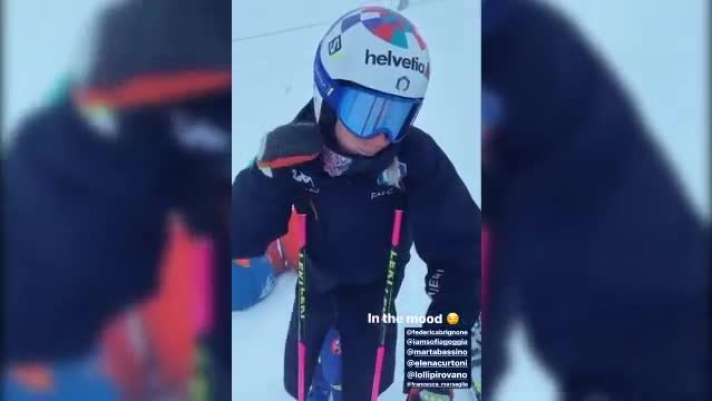 La sciatrice Nicole Delago ha condiviso sui suoi account social questo divertente balletto in compagnia delle altre donne dello sci alpino azzurro, che si stanno allenando allo Stelvio: da Federica Brignone a Sofia Goggia, da Marta Bassino a Elena Curtoni, da Laura Pirovano a Francesca Marsaglia.