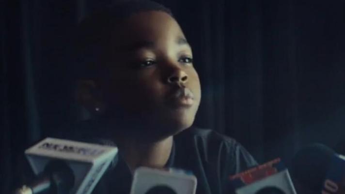 Un’anteprima dello spot Kia per il Super Bowl, protagonista un bambino in conferenza stampa