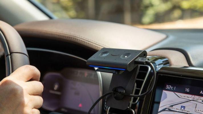 Sbarca anche in Italia il piccolo dispositivo che rende connessa anche una auto di vecchia generazione: ecco come si installa e cosa può fare Amazon Echo Auto