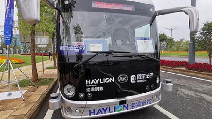 La città cinese di Shenzhen ha intrapreso un grande programma di test sulla guida autonoma con passeggeri a bordo: oltre ai robotaxi ci sono anche gli autobus smart come Alphaba di Haylion Technologies