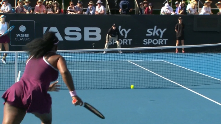 Nel corso della semifinale del WTA di Auckland Serena Williams, vincitrice di 23 titoli del grande Slam, risponde immediatamente alla palla corta della giovane statunitense Amanda Anisimova strappando applausi al pubblico