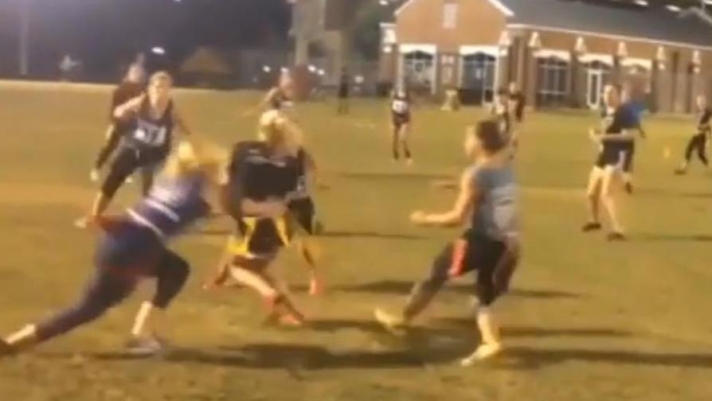 Michelle Roque, giocatrice di football in American Flag Football League, mette in mostra un numero spettacolare in allenamento